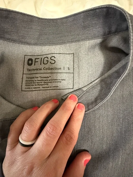 Women’s Figs Scrubs - Picture 4 of 5